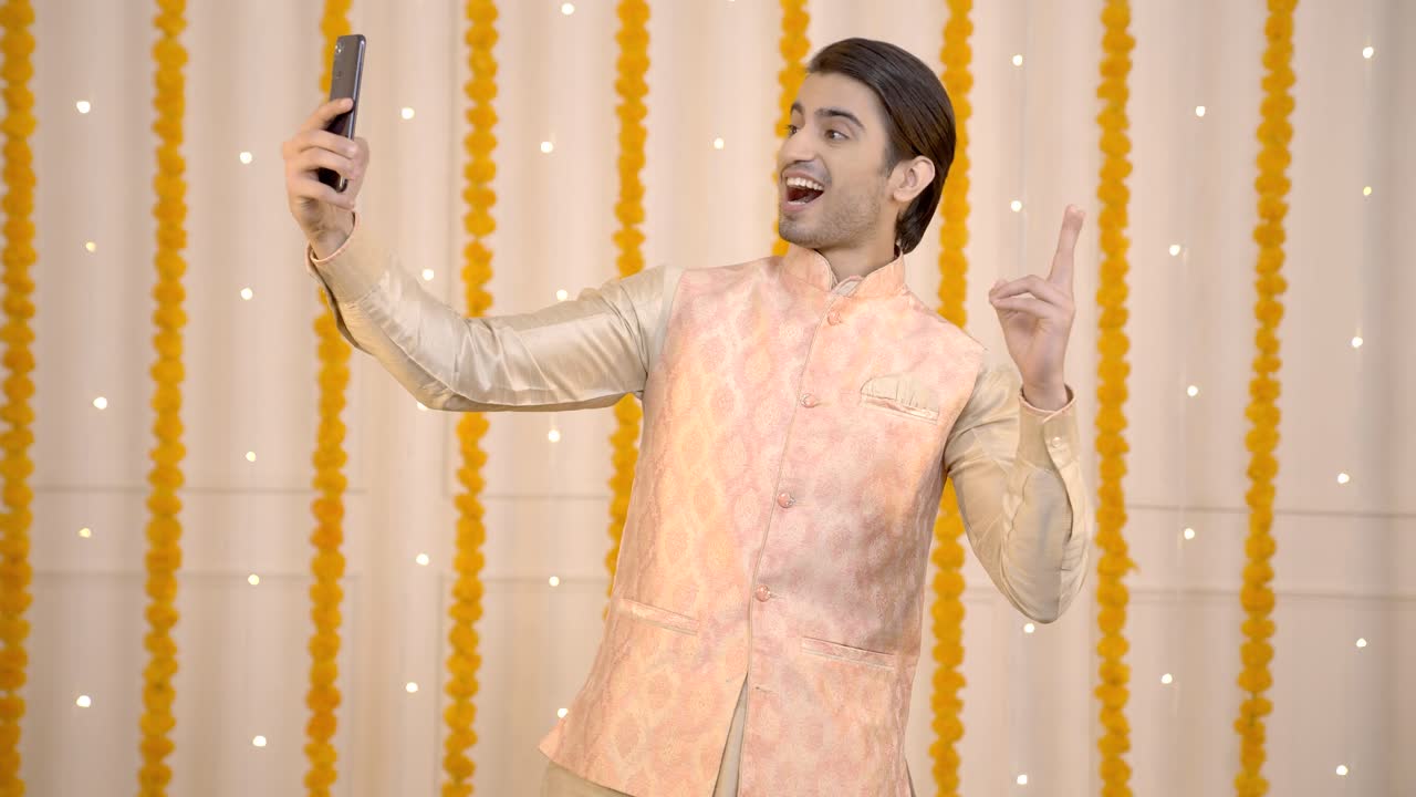 Uomo indiano che scatta foto a Diwali