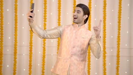 hombre indio haciendo clic en imágenes en diwali