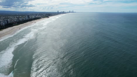 cabezas de burleigh y surfistas en la costa del paraíso en gold coast, qld australia, vista aérea