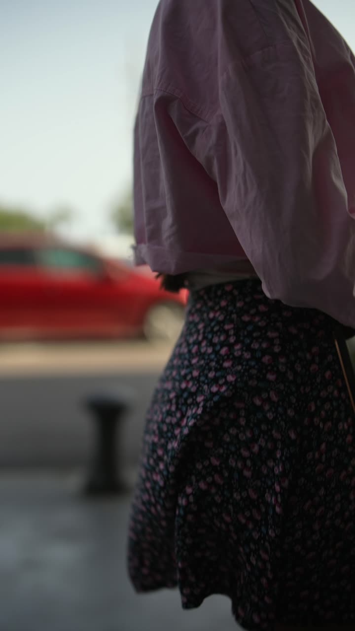 Donna che cammina per strada