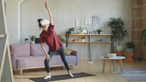 Sportliche-Frau-Im-VR-Headset,-Die-Zu-Hause-Trainiert