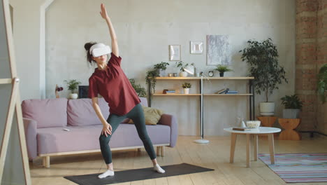 mujer deportiva en auriculares vr trabajando en casa