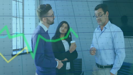 animación del procesamiento de datos financieros sobre diversas personas de negocios en la oficina