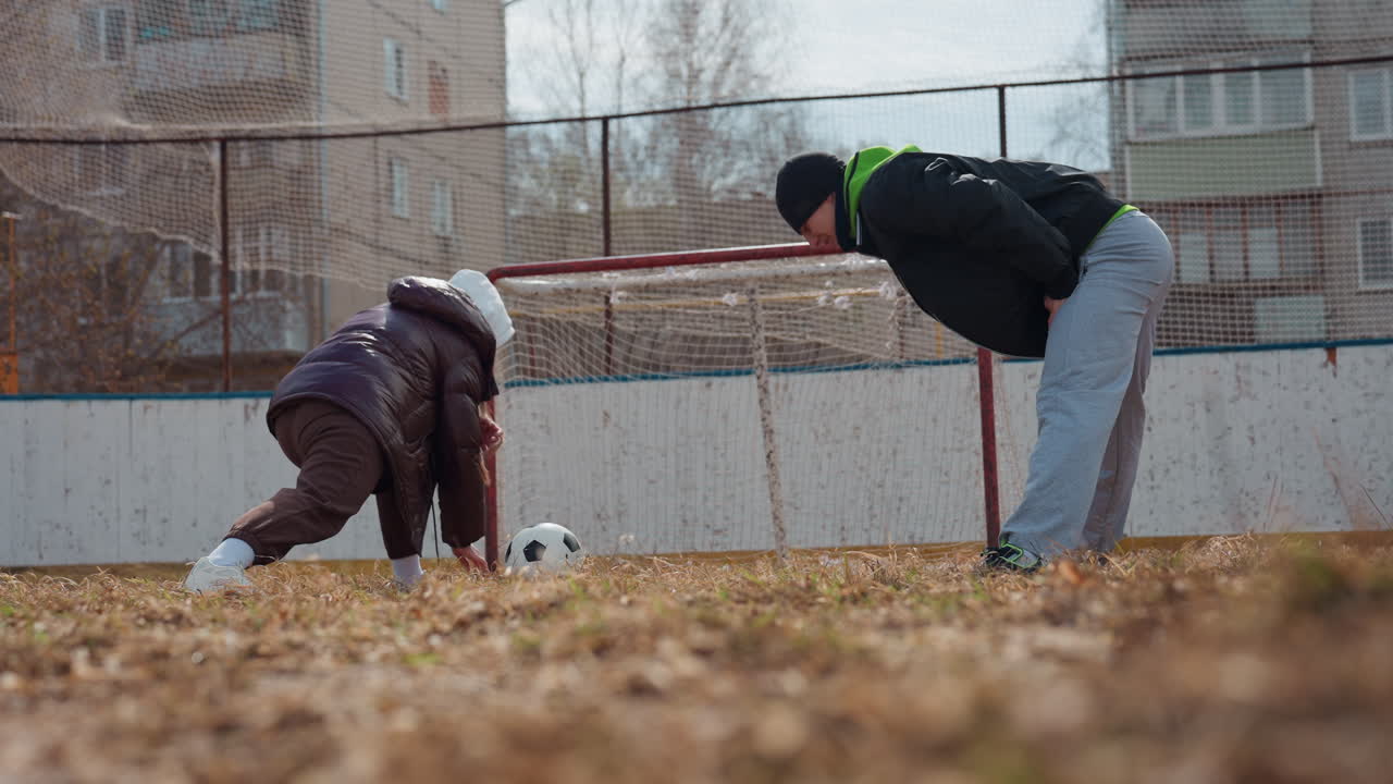 나뭇잎이 무성한 배경에서 활기 넘치는 축구 경기 장면이 펼쳐지고, 두 선수가 생동감 넘치는 가을 풍경 배경에서 빠른 패스를 주고받으며, 다채로운 가을 잔디밭에서 역동적인 축구 선수들이 재빠르게 패스를 교환하고 있어요.