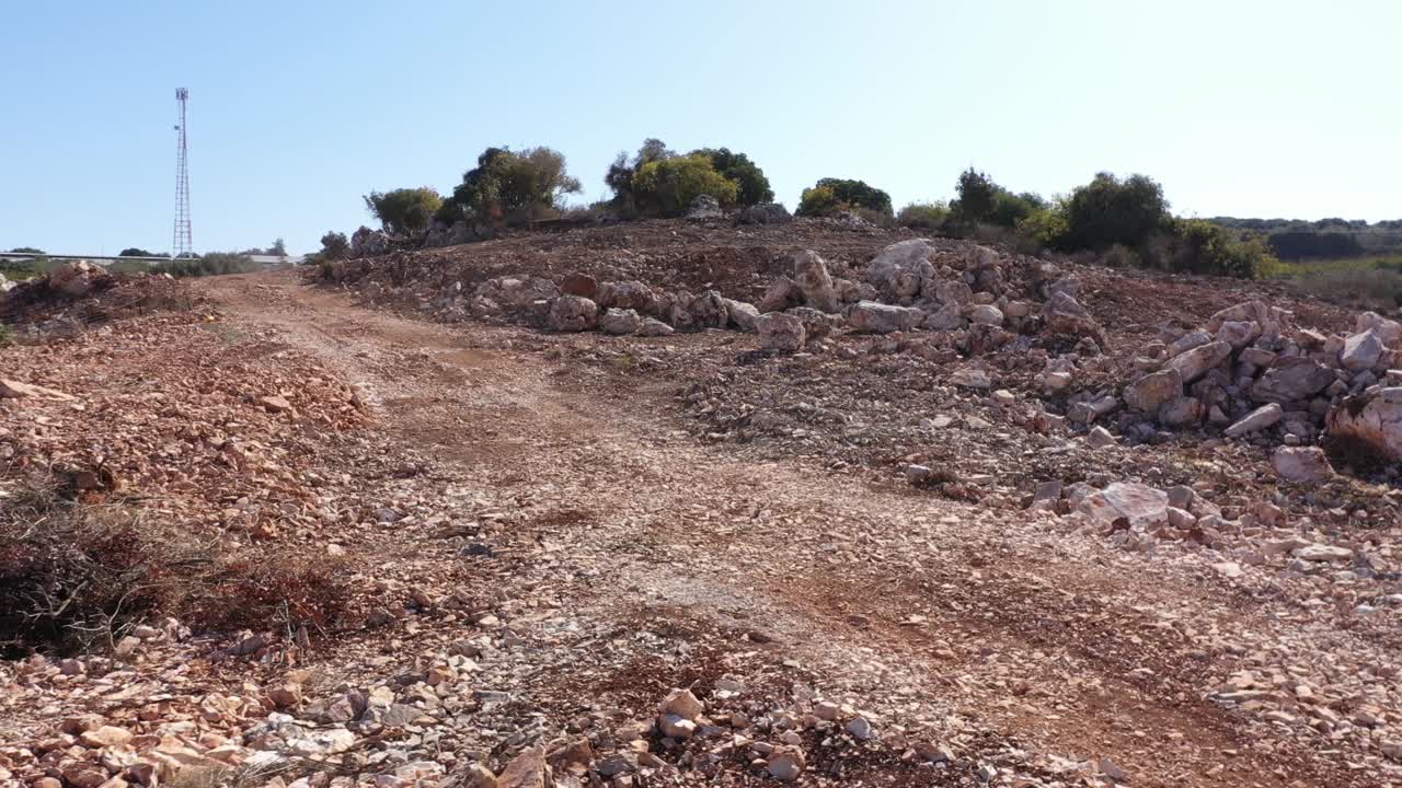 la gente monta sus bicicletas en la naturaleza