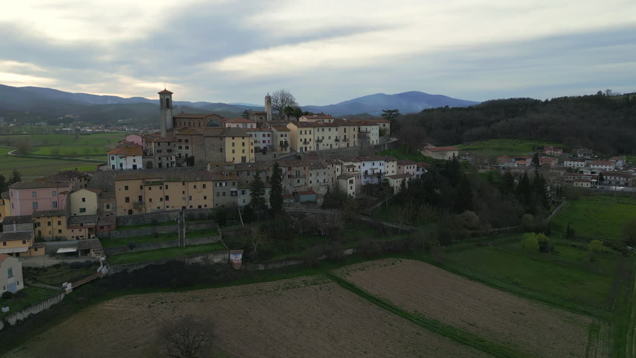 vuelo sobre monterchi: belleza toscana al atardecer en la provincia de arezzo, italia