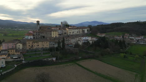 Flug-über-Monterchi:-Toskanische-Schönheit-Bei-Sonnenuntergang-In-Der-Provinz-Arezzo,-Italien