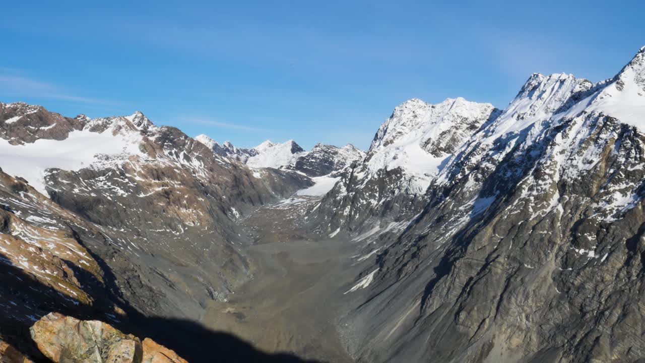 impresionante panorama aéreo de enormes montañas cubiertas de nieve contra el cielo azul y la luz del sol - caminata por la cabaña de mueller, nueva zelanda