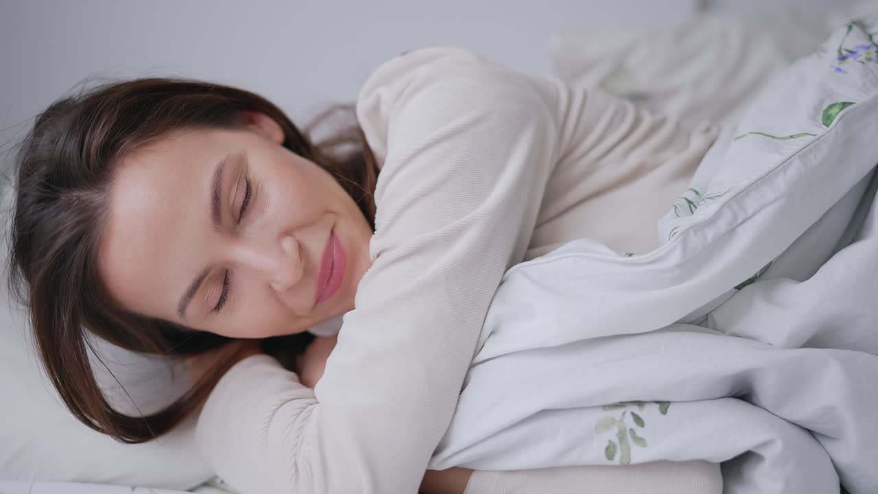 mujer relajándose en la cama