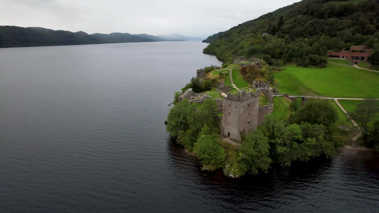 스코틀랜드 고원 에 있는 네스 호수 연안 에 있는 성, 우크하트 유적 - 공중 회전