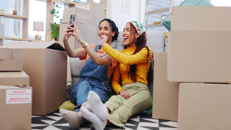 Lesbische-Frauen,-Neues-Zuhause-Und-Selfie-Mit-Schlüssel