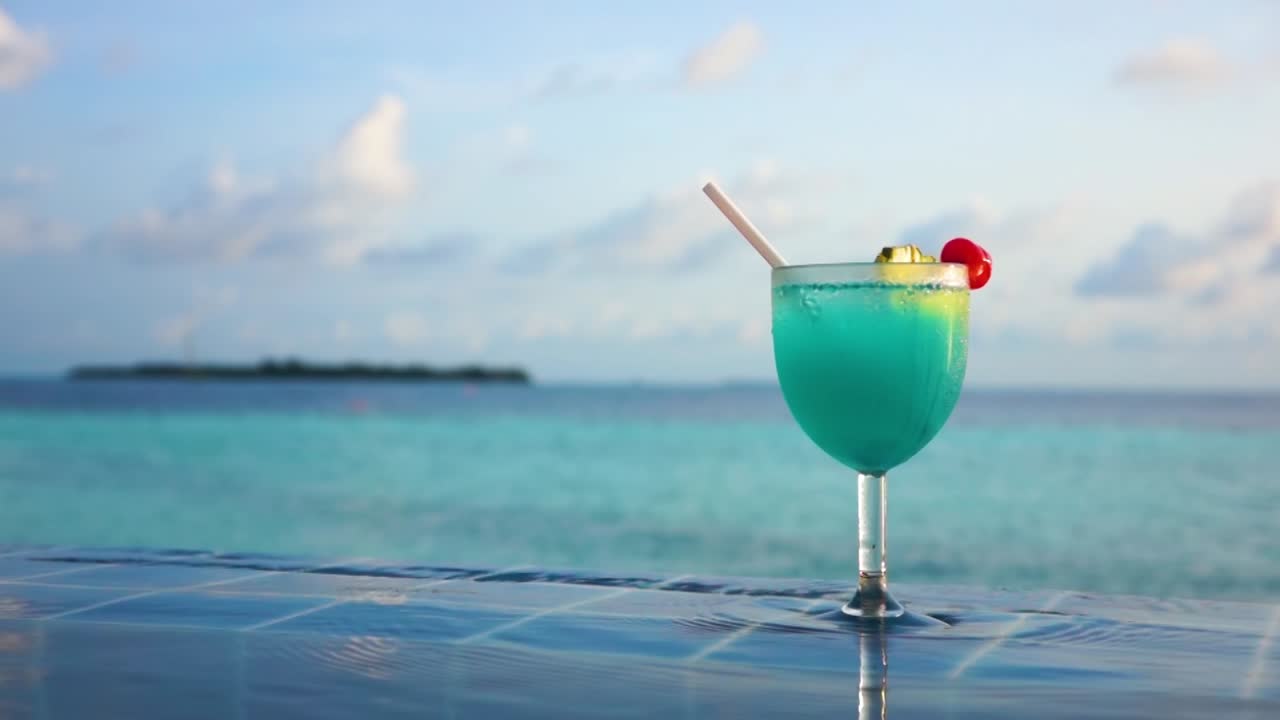 cóctel cerca de la piscina