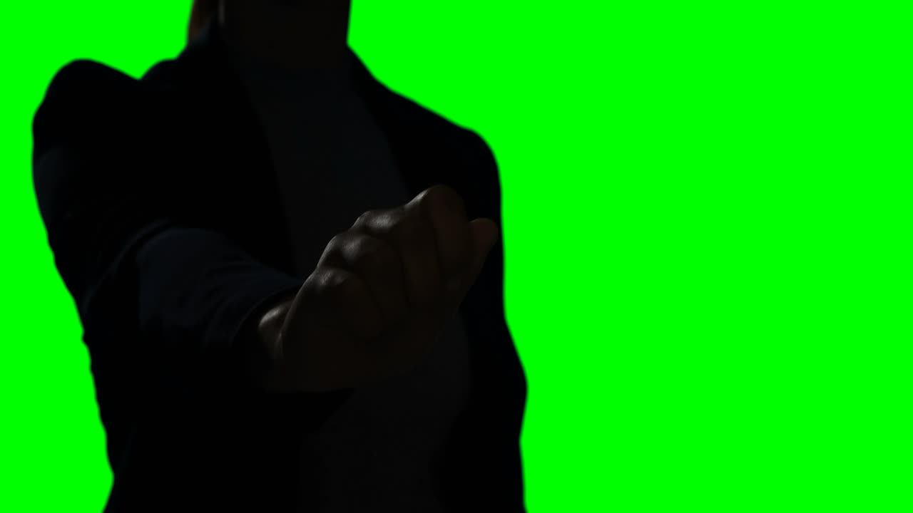 초록색 스크린 배경 에 손 을 휘두르는 여자
