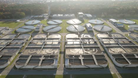 Un-Camión-Aéreo-Disparó-Sobre-La-Enorme-Planta-De-Tratamiento-De-Aguas-Residuales-Con-Hermosos-Rayos-Solares-Y-Bengalas