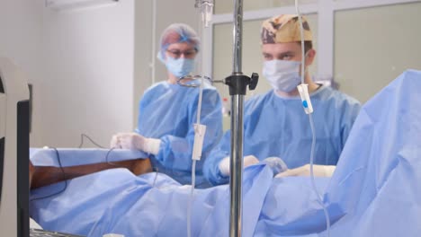 procedimiento quirúrgico en una sala de operaciones