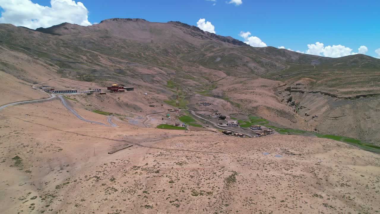 paisaje aéreo del pueblo komic en el valle de spiti india en un día soleado de verano