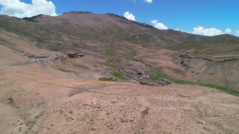 Luftlandschaft-Des-Komic-Dorfes-Im-Spiti-Tal-In-Indien-An-Einem-Sonnigen-Sommertag