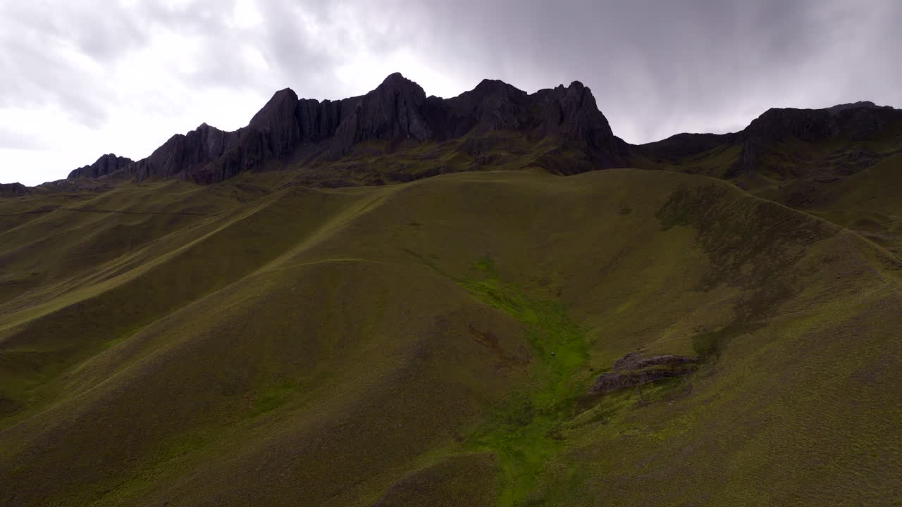 Vista aerea della Laguna di Langui e delle colline montuose circostanti nel distretto di Langui, Perù.