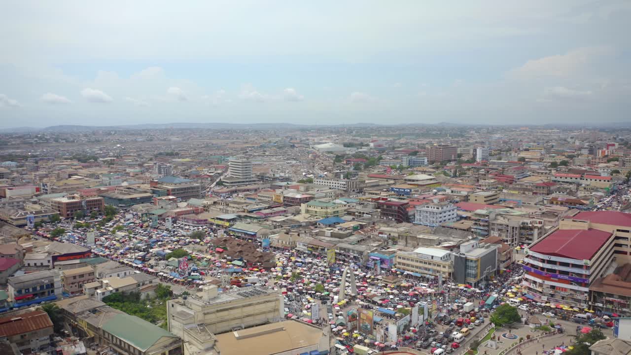 multitud de personas y automóviles en el mercado central de accra _1_5