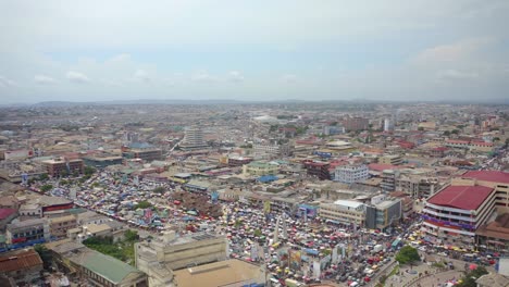 Multitud-De-Personas-Y-Coches-En-El-Mercado-Central-De-Accra-_1_5