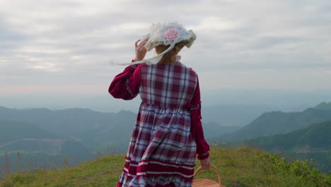 Traditionelles,-Altmodisches-Kleidungskleid-Im-Europäischen-Stil,-Weibliches-Modell,-Das-Allein-In-Der-Windigen-Naturlandschaft-Spaziert