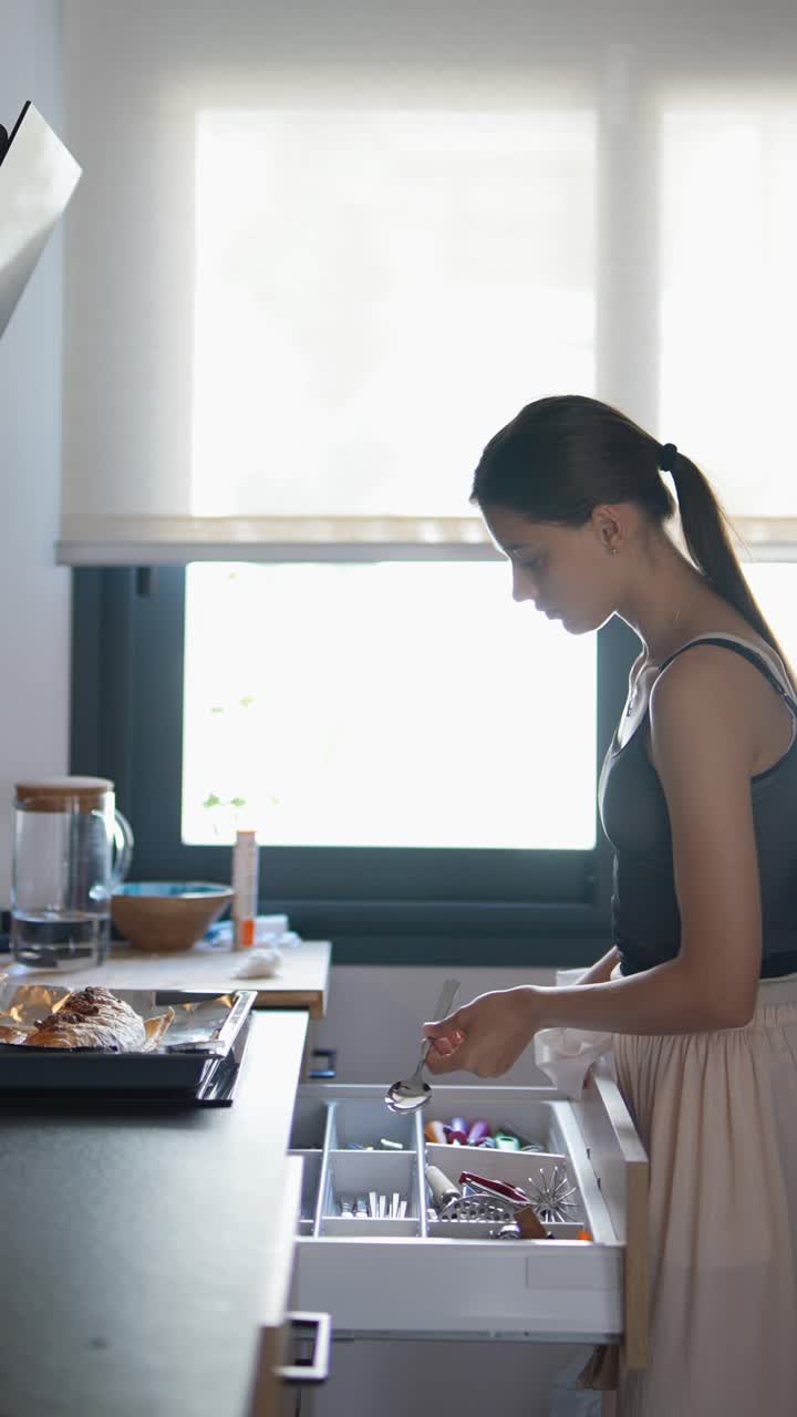 mujer joven cocinando en la cocina