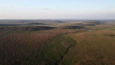 Bergblick-Und-Sanfte-Grüne-Grasfelder