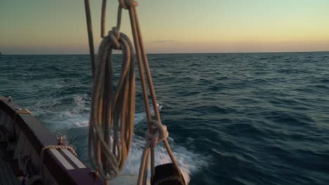 navegando al atardecer en el mediterráneo