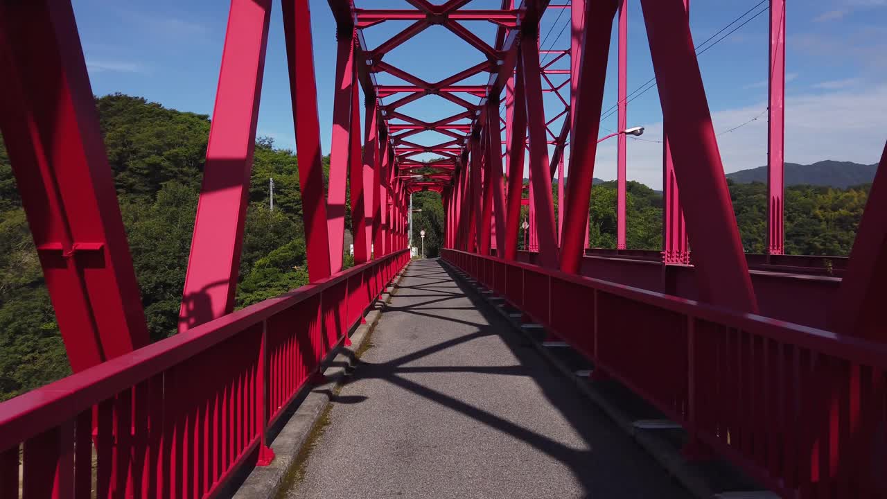 ciclismo sobre el puente de acero rojo en el shimanami kaido, hiroshima japón