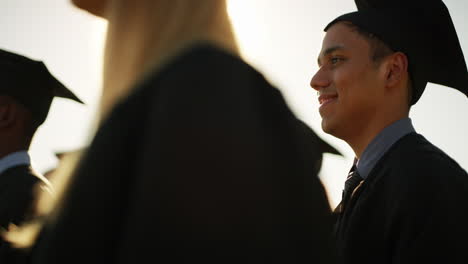 un grupo de jóvenes amigos de la universidad en la graduación