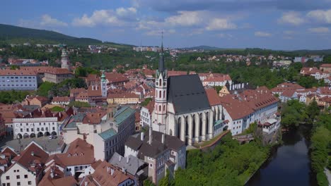 Schöner-Flug-Von-Oben-Aus-Der-Luft,-Tschechische-Republik,-Historischer-Fluss-Cesky-Krumlov,-Moldau-Im-Sommer-2023,-Weltkulturerbe-In-Böhmen