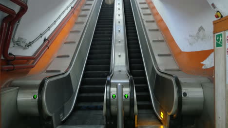 escalera mecánica subterránea vacía subiendo