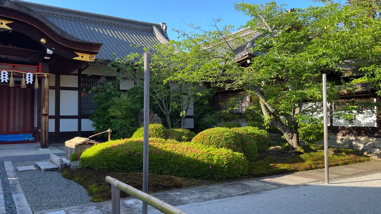 video que muestra un típico edificio japonés de madera rodeado de árboles