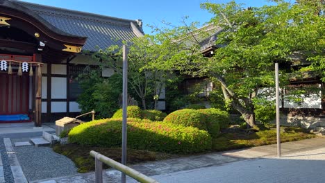 Vídeo-Que-Muestra-Un-Típico-Edificio-Japonés-De-Madera-Rodeado-De-árboles.