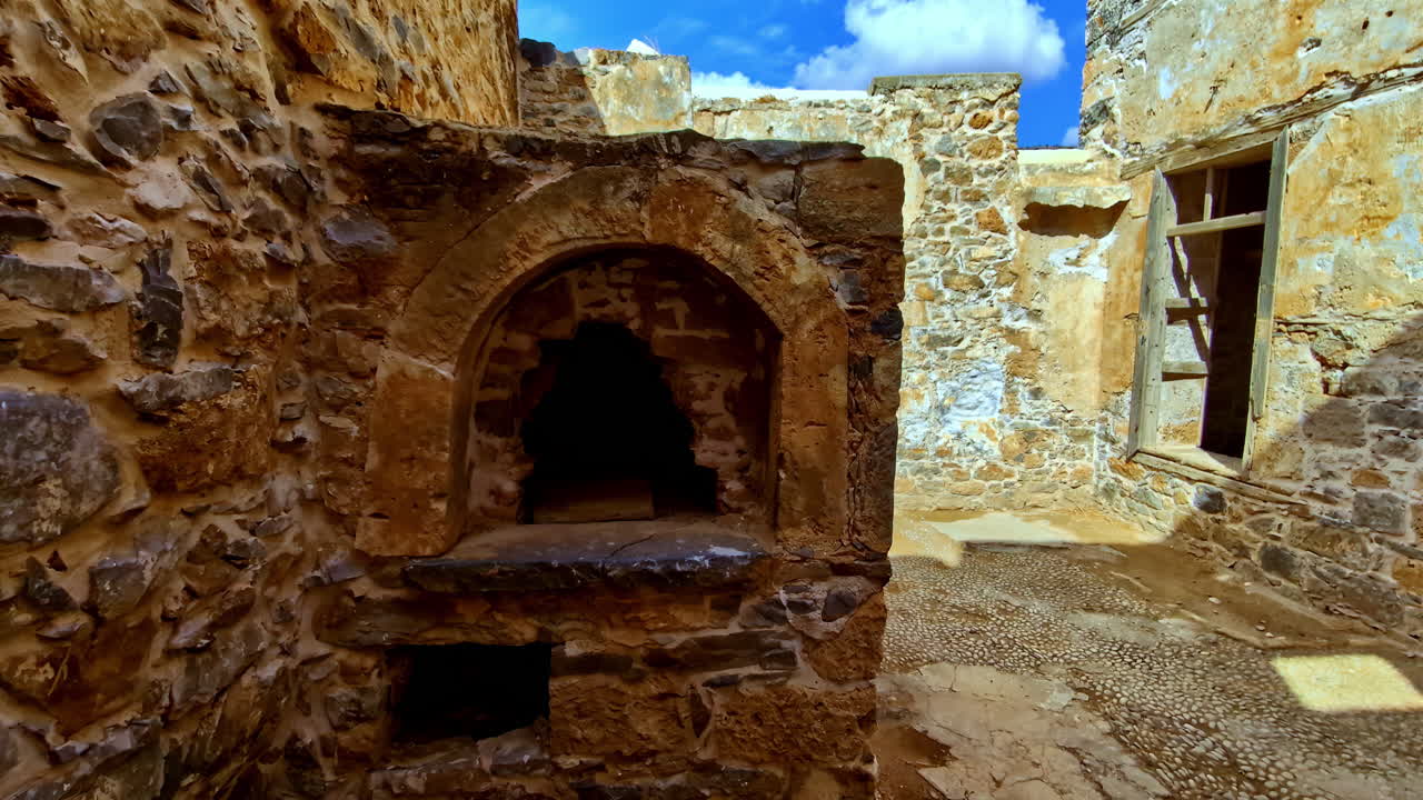 Rovine di un antico forno in pietra