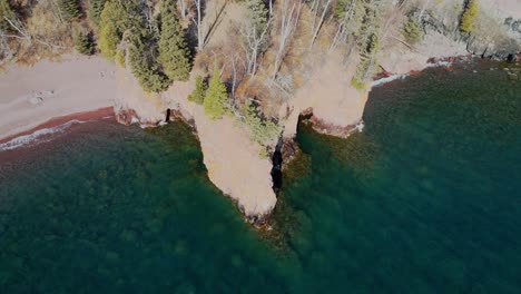 Luftaufnahme-über-Die-Klippen-Der-Nordküste-Von-Minnesota