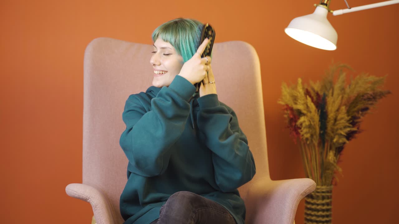 머리카락을  ⁇ 는 젊은 여성.