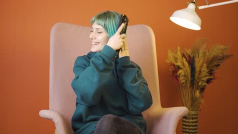 Young-woman-combing-her-hair.