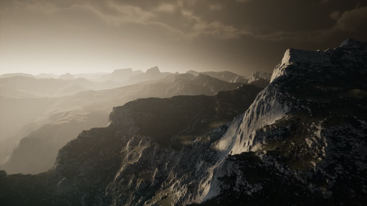 산의 계단 위의 극적인 하늘.