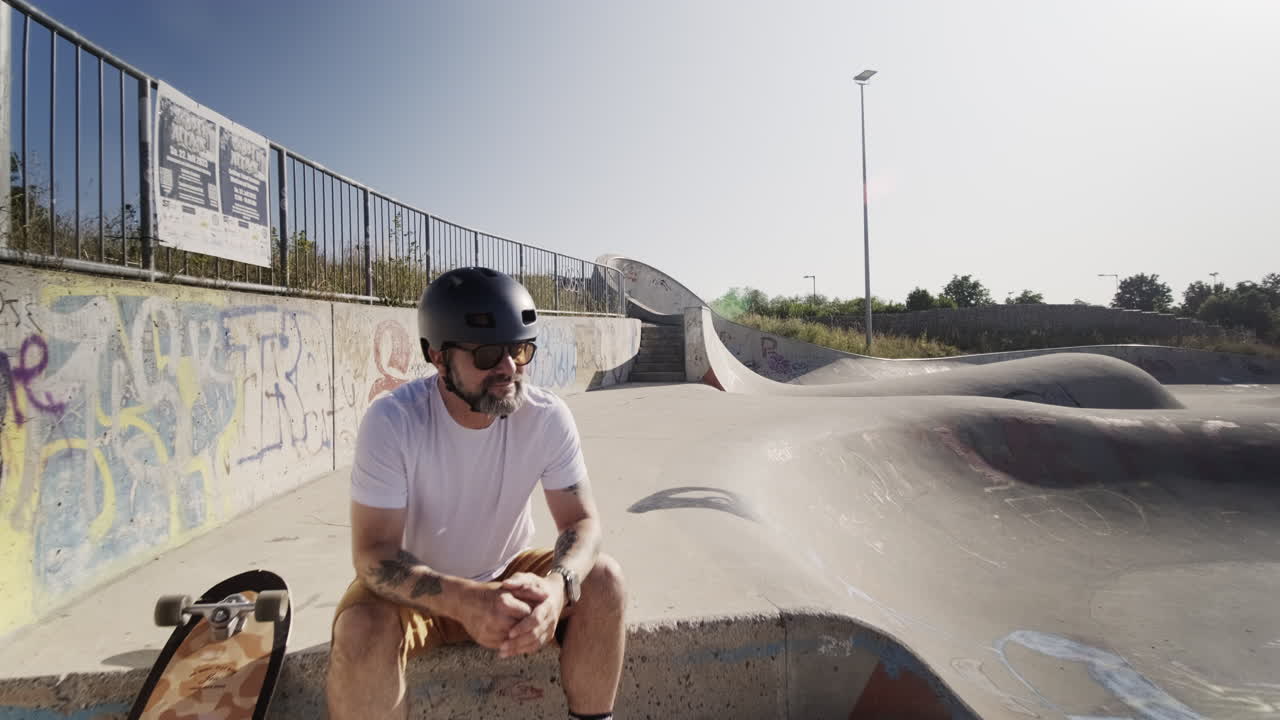 emoción de skateboarding senior: hombre blanco viejo en un patín de surf en alemania