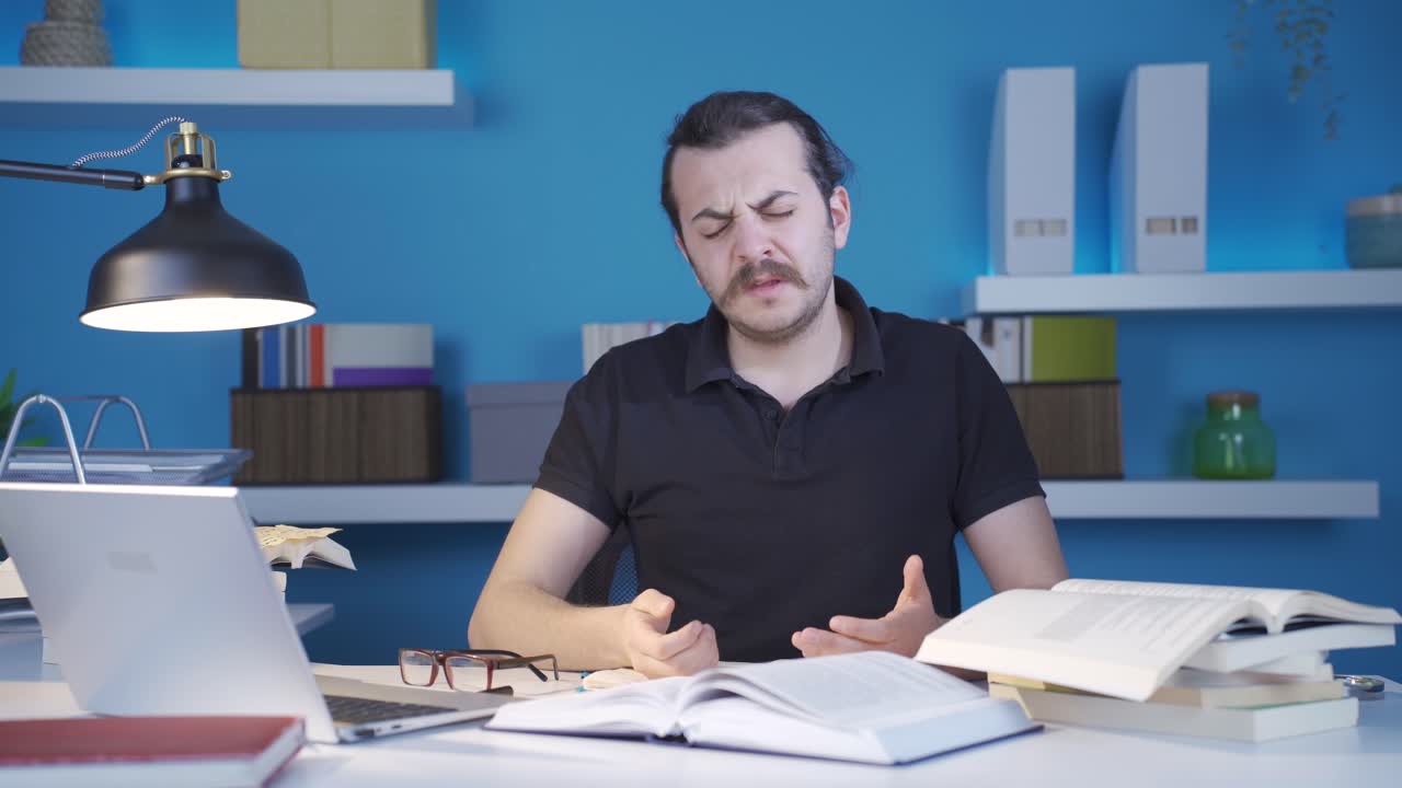 el trabajador que está aburrido con el trabajo no puede ser motivado y se desmoraliza.