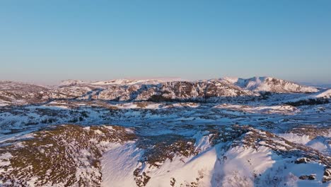 Sloping-Terrain-Of-Mountain-Range-Covered-With-Snow-During-Winter-Near-Bessaker,-Norway