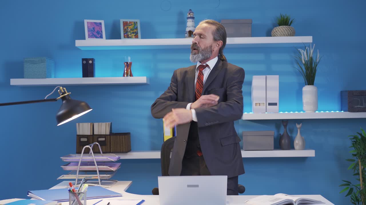 el ejecutivo maduro está enojado y desmotivado por las noticias que recibe mientras trabaja en la computadora portátil.