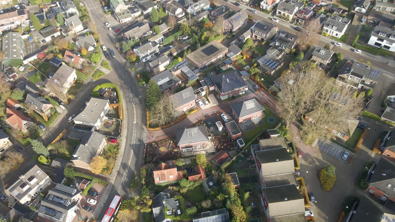 Veduta aerea di nuove case con pannelli solari sui tetti in un quartiere residenziale più datato