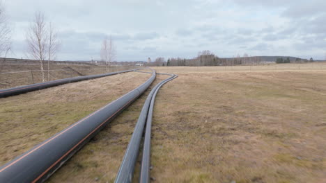 enorme instalación de tuberías de agua y alcantarillado a través de un campo, antes de ser enterrado