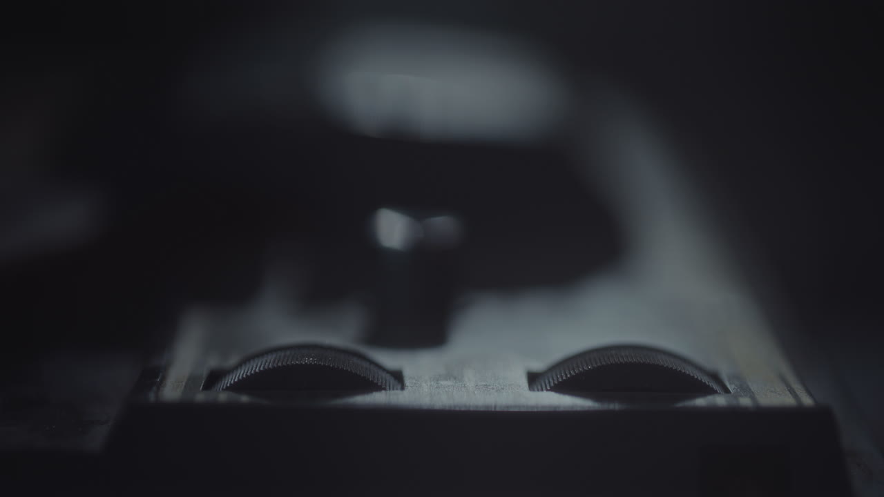 el espía escucha grabaciones discretas.