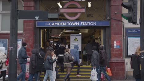 Entrada-A-La-Estación-De-Metro-De-Camden-Town-Ocupada-Con-Gente-En-El-Norte-De-Londres,-Reino-Unido