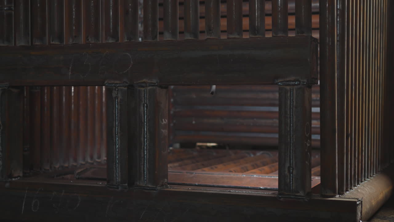 기계실에 설치하기 위해 용접된 튜브의 큐브