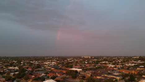 Vista-Aérea-De-Los-Suburbios-Del-Norte-De-Perth-Con-Un-Arco-Iris-Al-Atardecer,-Australia-Occidental