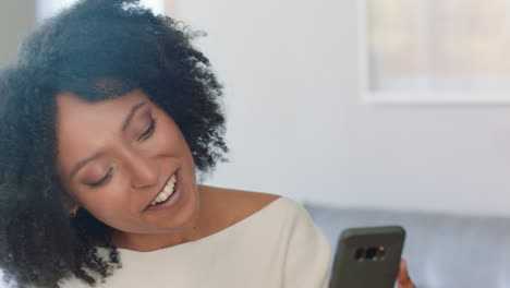 Mujer-Feliz-Teniendo-Video-Chat-Usando-Un-Teléfono-Inteligente-Saludando-Al-Bebé-Sonriendo-Disfrutando-Charlando-Por-Teléfono-Móvil-En-Casa